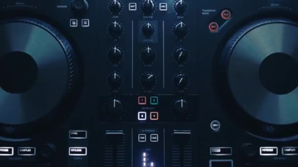 Reproducción Música Techno Con Dispositivo Controlador Midi Filmado Directamente Desde — Vídeo de stock
