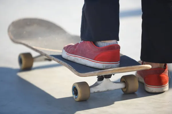 Adolescente Skatista Menina Velho Deck Skate Skatepark Pronto Para Patinar — Fotografia de Stock