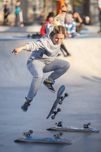 Kyiv Outubro 2021 Jovem Skatista Pulando Sobre Skates Competição Skate — Fotografia de Stock