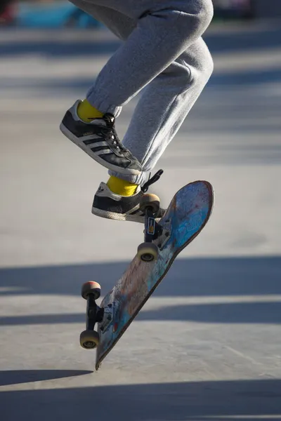 Kyiv Outubro 2021 Skater Girl Doing Flip Trick Skate Deck — Fotografia de Stock