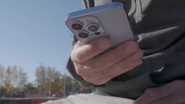 KYIV - 20 ECTOBER, 2021: Adam cebinden yeni Sierra Blue Iphone 13 Pro 'yu çıkardı 4K ultra HD' de çekilen kapalı video klipte.