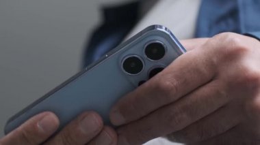 KYIV - 20 Ekim 2021: Sierra Blue Iphone 13 Pro akıllı telefon yakından çekildi. Oyuncu Apple cep telefonunda oyun oynuyor