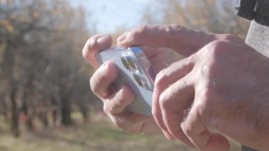 KYIV - 20 Ekim 2021: iPhone 13 Pro cep telefonuyla video çekimi. Yeni Apple iPhone aygıtı ile 4K ultra hd çözünürlükte adam film klibi 