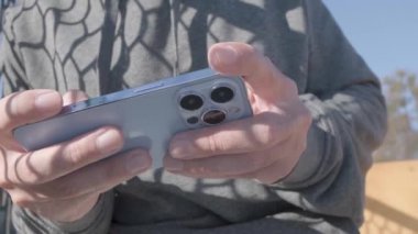 KYIV - 20 Ekim 2021: Iphone 13 Pro akıllı telefonunda cep telefonu oyunu oynamak. Adam yeni Apple Iphone cep telefonu aygıtında mobil oyunlar oynuyor