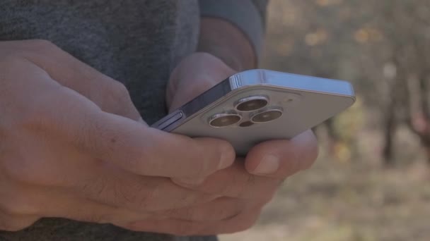 Kyiv Ekim 2021 Iphone Pro Akıllı Telefonunda Daktilo Adam Yeni — Stok video