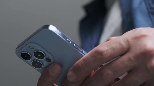 Kyiv Οκτωβριου 2021 Blue Iphone Pro Smartphone Γυρίστηκε Κοντινό Πλάνο — Αρχείο Βίντεο