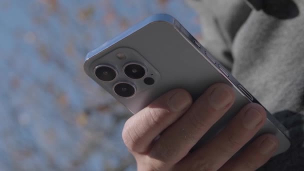 Kyiv Ekim 2021 Iphone Pro Akıllı Telefonunda Daktilo Adam Yeni — Stok video