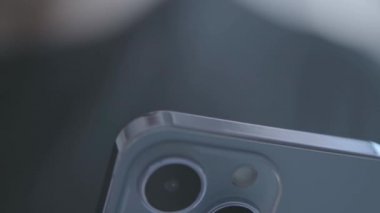 ABD - 6 Ekim 2021: Iphone 13 Pro cep telefonuyla video kaydı. Apple markasının son akıllı telefon modeli.