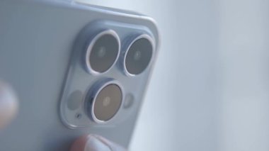 ABD - 6 Ekim 2021: Iphone 13 Pro cep telefonuyla video kaydı. Apple markasının son akıllı telefon modeli.   