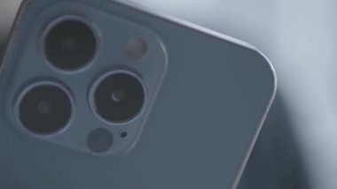 ABD - 6 Ekim 2021: Iphone 13 Pro cep telefonuyla video kaydı. Apple markasının son akıllı telefon modeli.  