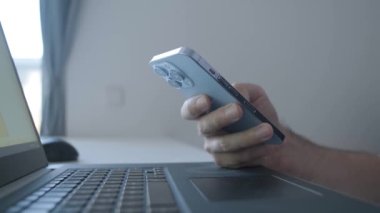 ABD - 6 Ekim 2021: Apple Iphone 13 Pro Sierra Blue gerçek hayatta kullanıldı. Apple 'ın en son cep telefonu modelinin video görüntülerine göz atan adam 