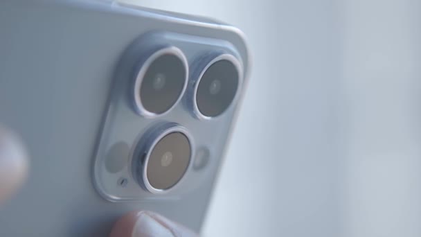 10月 2021 Iphoneでビデオを撮影13プロ携帯電話 Appleブランドの最新スマートフォンモデル — ストック動画