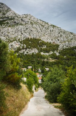 Hırvatistan 'ın Makarska Riviera tatil beldesindeki Biokovo dağlarındaki köy yolu. Güzel Hırvat kırsal bölgeleri