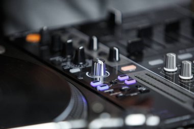 Profesyonel DJ ses karıştırıcı aygıtı. Gece kulübünde ses karıştırma denetleyicisi