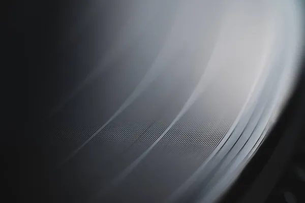 ターンテーブルプレーヤー上の音楽とビニールレコード 音楽トラック付きターンテーブルディスクのマクロショット — ストック写真