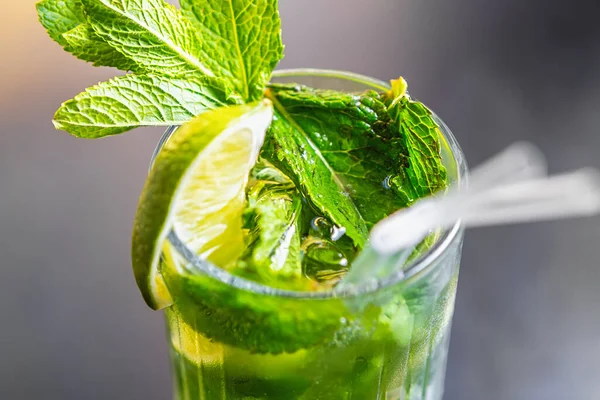 用石灰和薄荷叶重新装饰莫吉托鸡尾酒 新鲜的绿色含冰酒精饮料 — 图库照片