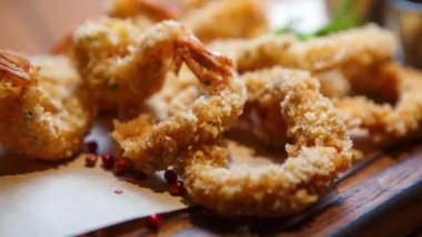 Deniz ürünleri restoranında bira atıştırmak için bol kızarmış karides.