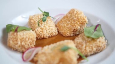 Şarap aperatifleri için fritözde pişirilmiş mozzarella peynirli stok yemek videosu, 4k ultra HD ile çekildi.