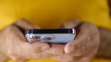 ABD - 2 Kasım 2021: Iphone 13 Pro cep telefonunda yazı yazma. Adam en son Apple cep telefonu modeline Sierra Blue renginde mesaj yazar 