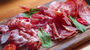 Jambonlu jambon ve jambonlu stok yemek görüntüleri et lokantasında şarap aperatifi olarak dilimlenir. Ultra hd 4k görüntü