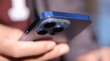 KYIV - 31 Ekim 2021: Iphone 13 Pro akıllı telefondan mesaj yazmak. Adam yeni Apple cep telefonuna kurye uygulaması ile metin yazar