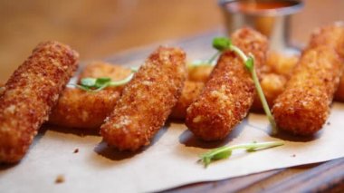 Restoranda akşam yemeği için yapılan mozarella peynirli çubukların stok yemek videosu. Şarap partisi için gurme aperatifi