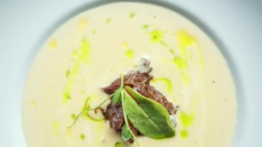 Fransız gurme restoranında akşam yemeğinde peynirli krema çorbası, biftek ve zeytinyağı servis ediliyor.