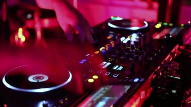 Parti DJ 'i, gece kulübündeki çılgın partilerde profesyonel karıştırma kontrol cihazıyla tekno müzik çalıyor. Disk jokeyi karıştırıcı ve cd pikabıyla elektronik müzik parçaları çalar
