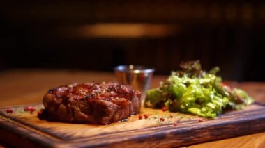 Restoranda öğle yemeği için ahşap tabakta servis edilen ızgara tavuk eti.