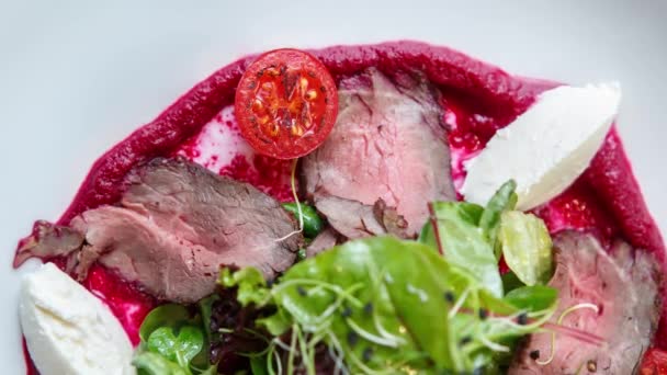 Salade Bœuf Chaude Fromage Feta Légumes Frais Servis Pour Déjeuner — Video