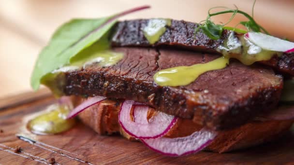 Vídeo Comida Caldo Sándwich Carne Con Carne Res Cebollas Rojas — Vídeos de Stock