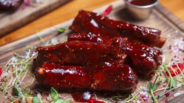 Vídeo Comida Stock Con Costillas Cerdo Cocidas Sous Vide Servidas — Vídeo de stock