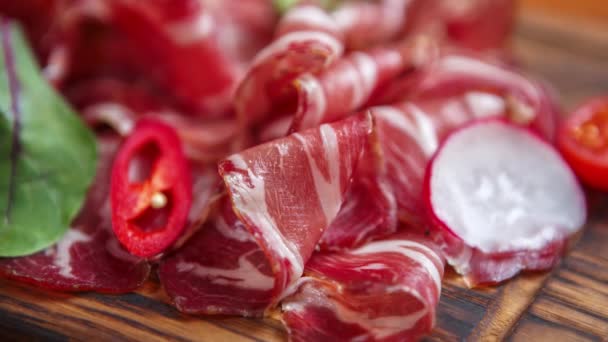 Zapasy Żywności Wideo Plasterki Hiszpańskiego Mięsa Jamon Przystawkę Wina Smakosz — Wideo stockowe