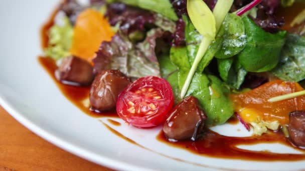 蔬菜沙拉加蔬菜和酱汁 樱桃番茄 希腊橄榄和绿叶在餐馆吃午饭 — 图库视频影像