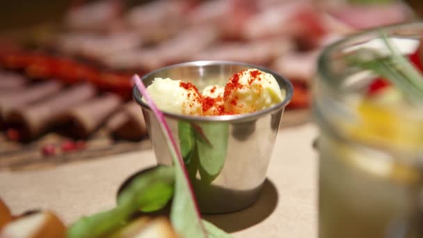 Video Makanan Dengan Hummus Dip Disajikan Dengan Rempah Rempah Paprika — Stok Video