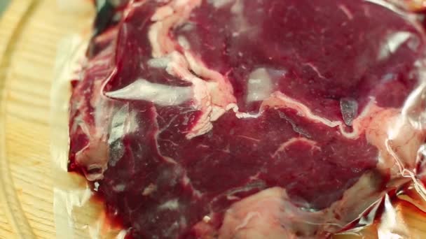 Μπριζόλα Βοείου Κρέατος Συσκευασμένη Σακούλα Κενού Γυρίστηκε Κοντινό Πλάνο Νωπό — Αρχείο Βίντεο