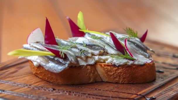 Video Makanan Stok Dengan Ikan Mathi Pada Roti Bruschetta Disajikan — Stok Video