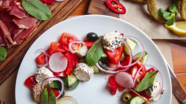 Stock Food Video Von Griechischem Salat Mit Frischen Zutaten Feta — Stockvideo