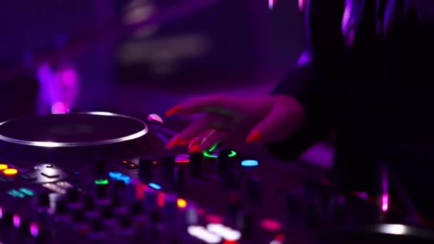 Techno Musik Mädchen Spielt Nachtclub Professionelle Discjockeys Spielen Auf Rave — Stockvideo