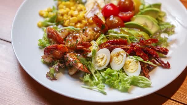 海鲜餐厅的虾仁沙拉及鹌鹑蛋与新鲜蔬菜配餐储存食物录像 — 图库视频影像