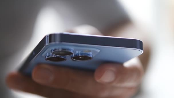 2021年10月8日 Kyiv 在Iphone Pro手机上玩流行的Sierra Blue颜色的手机游戏 男子在新的苹果智能手机装置上玩的游戏在接近视频剪辑 — 图库视频影像