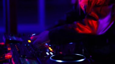 Tekno müzik DJ 'i kız gece kulübünde çalıyor. Profesyonel kadın disk jokeyi popüler gece kulübünde çılgın bir parti düzenliyor. 