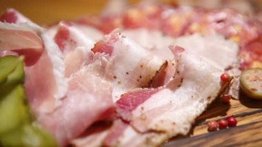 Ukrayna restoranında ahşap tabakta servis edilen pastırma şeritleri. Salo yemeği - Ukrayna 'dan geleneksel et yemeği