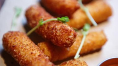 Biramız için mozzarella çubuklu Roaylty beleş yemek görüntüsü. Lokantada eritilmiş peynir, yakın çekim ultra HD 4K video klibi.