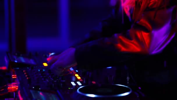 Tecno Música Chica Jugando Club Nocturno Profesional Hembra Disc Jockey — Vídeo de stock