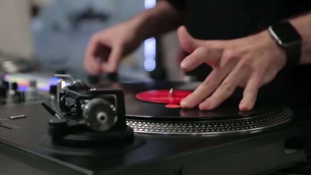 Graffiare Dischi Vinile Sul Giradischi Close Video Club Disc Jockey — Video Stock