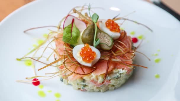 Ensalada Olivier Gourmet Con Caviar Rojo Huevos Codorniz Filete Pescado — Vídeo de stock