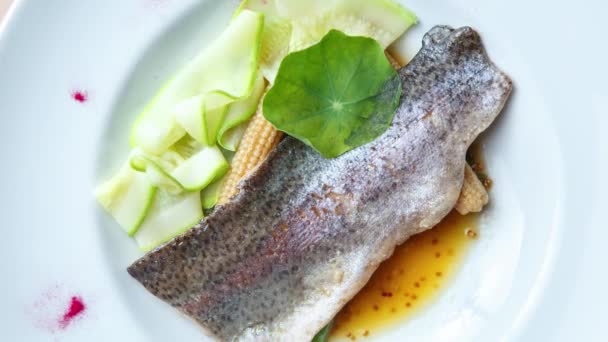 Vídeo Comida Pescado Lubina Para Almuerzo Restaurante Mariscos Seabass Gourmet — Vídeo de stock