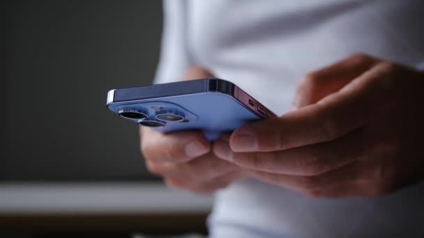 Kyiv October 2021 Sierra Blue色のIphone Proをタイプします 現実の使用における最新のAppleの携帯電話モデル — ストック動画