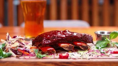 Domuz pirzolası sous vide 'da pişti ve et restoranında ahşap tabakta kızılcık sosuyla servis edildi. 